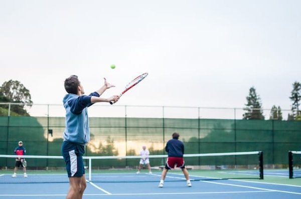 Quelles techniques de renforcement du poignet sont les plus bénéfiques pour les joueurs de tennis pratiquant le Kendo?